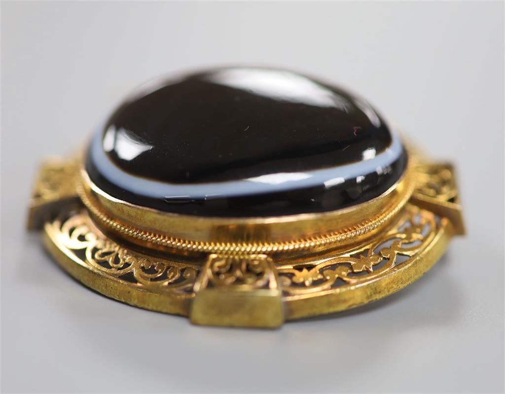 A Victorian pierced yellow metal and banded agate set oval mourning brooch
